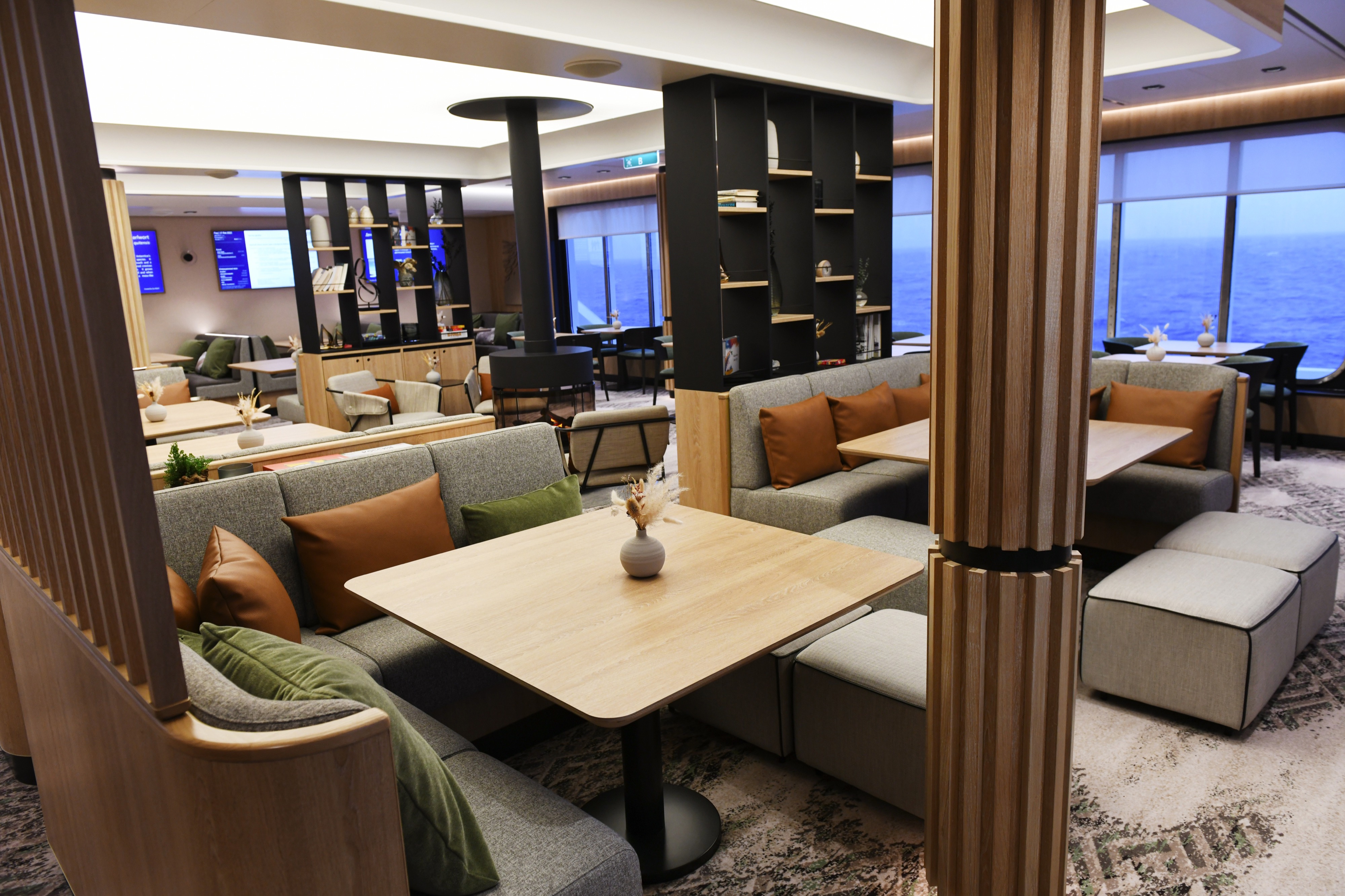 Club Lounge on SH Vega